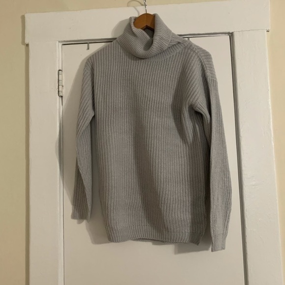 Nasty Gal Grey TurtleNeck Size Small - Picture 6 of 7